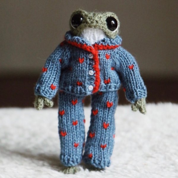 Knitted frog in tiny heart-print pajamas